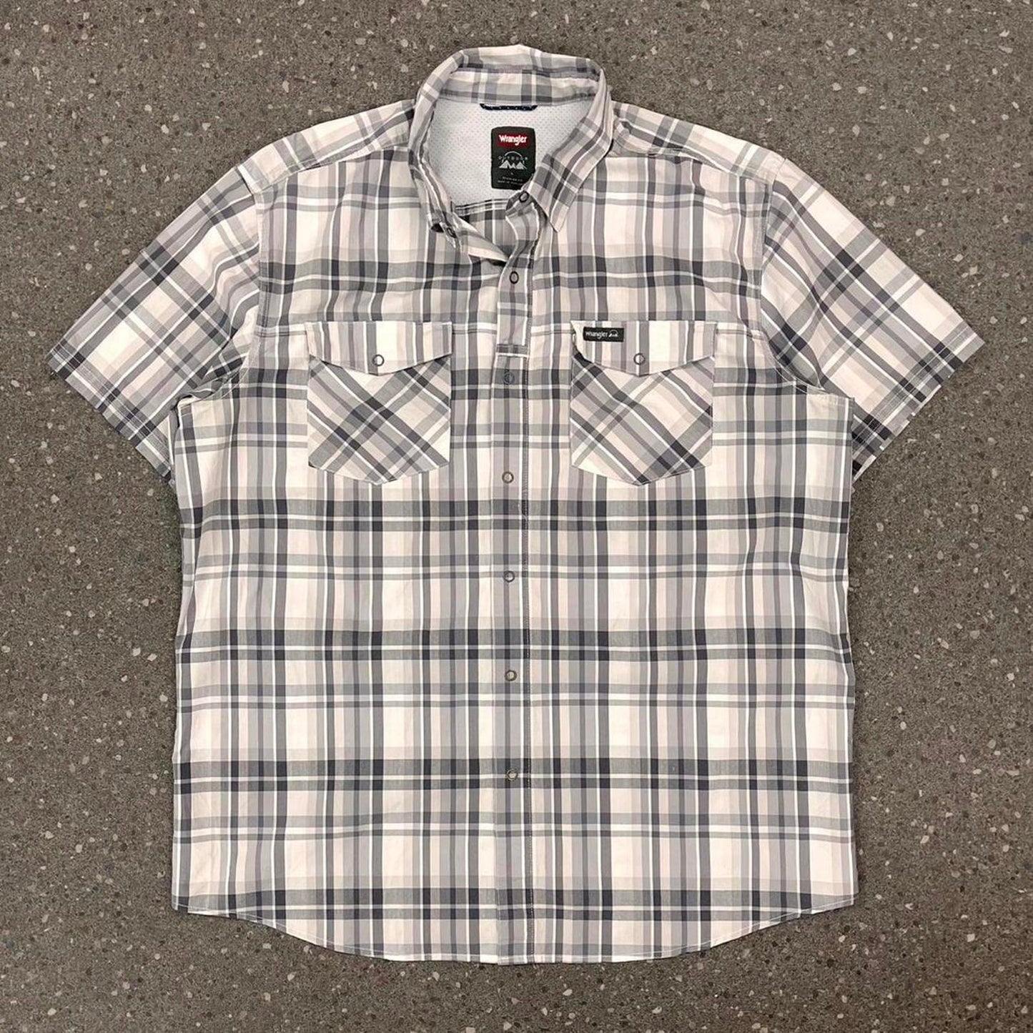 wrangler short sleeved button up shirt