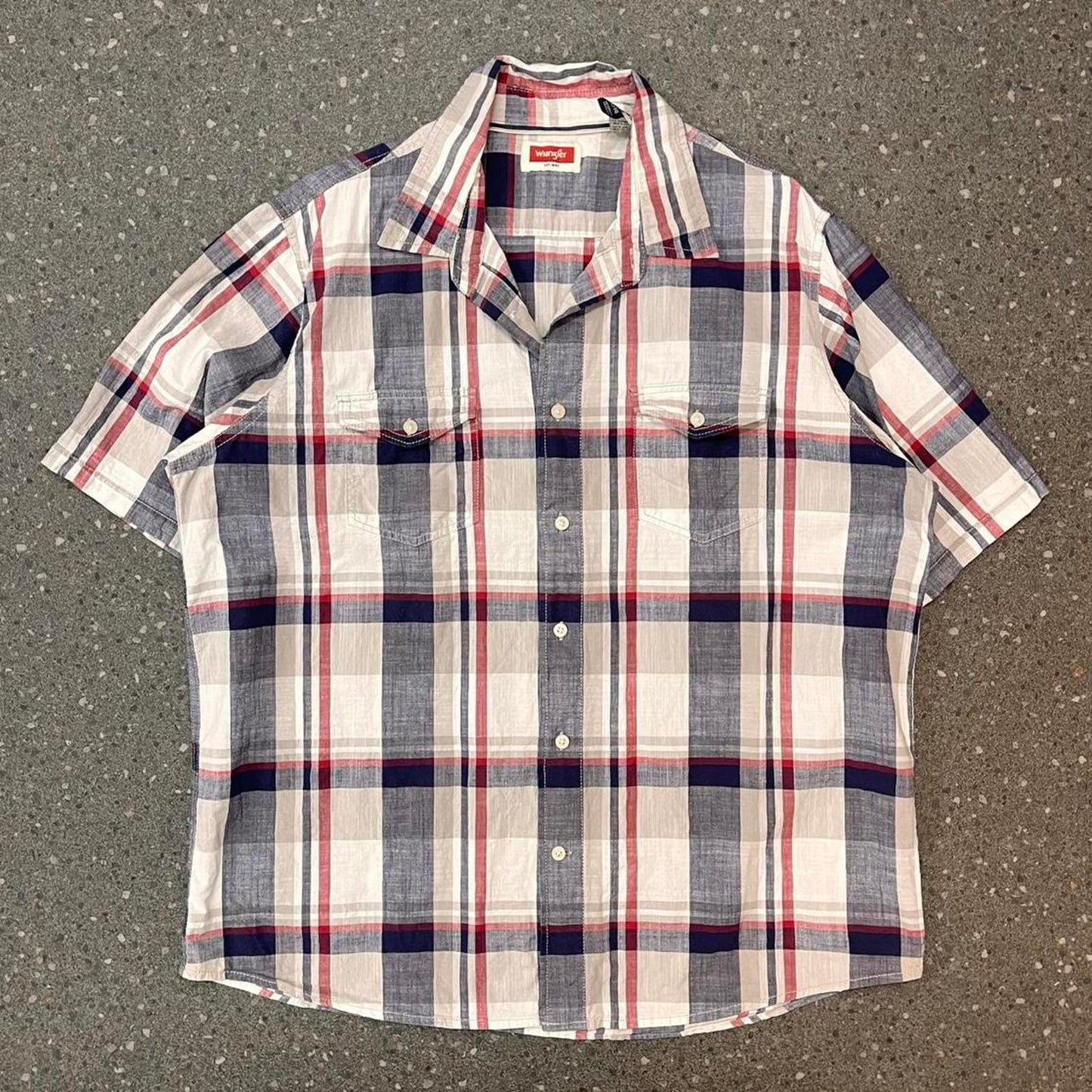 wragler short sleeved button up shirt