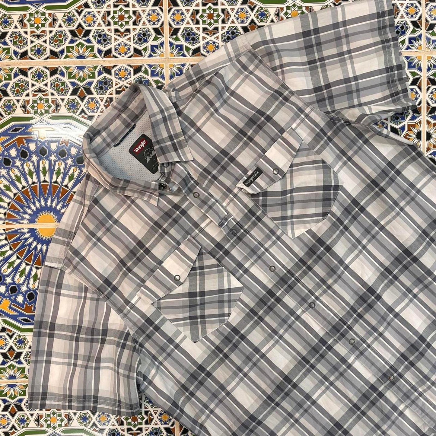 wrangler short sleeved button up shirt