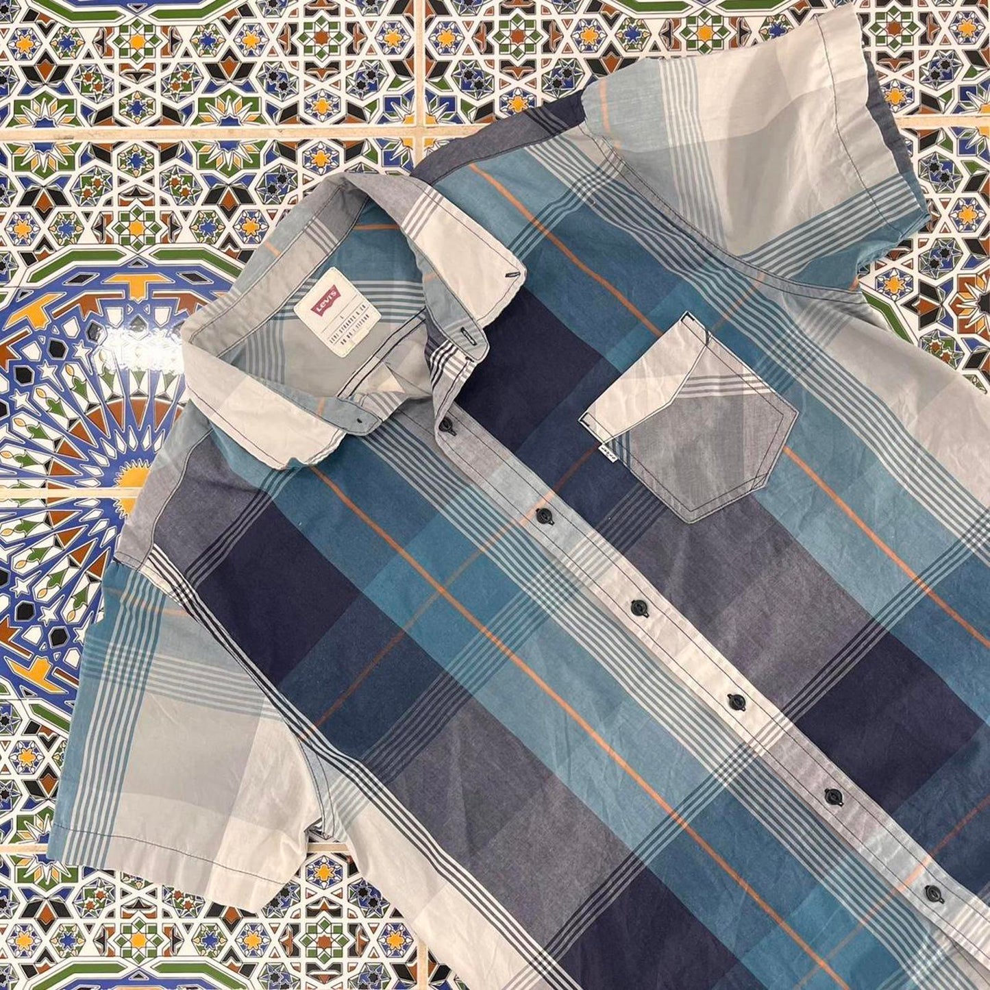 levis short sleeved button up shirt