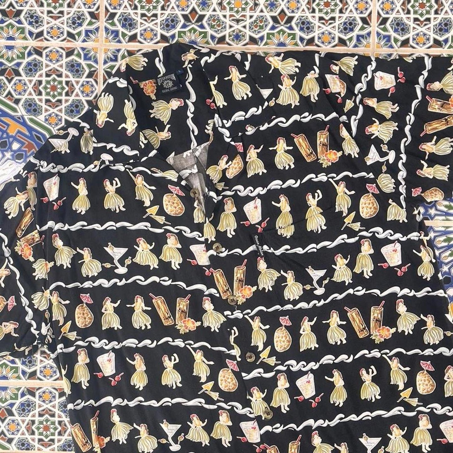 Ocean motion short sleeved button up