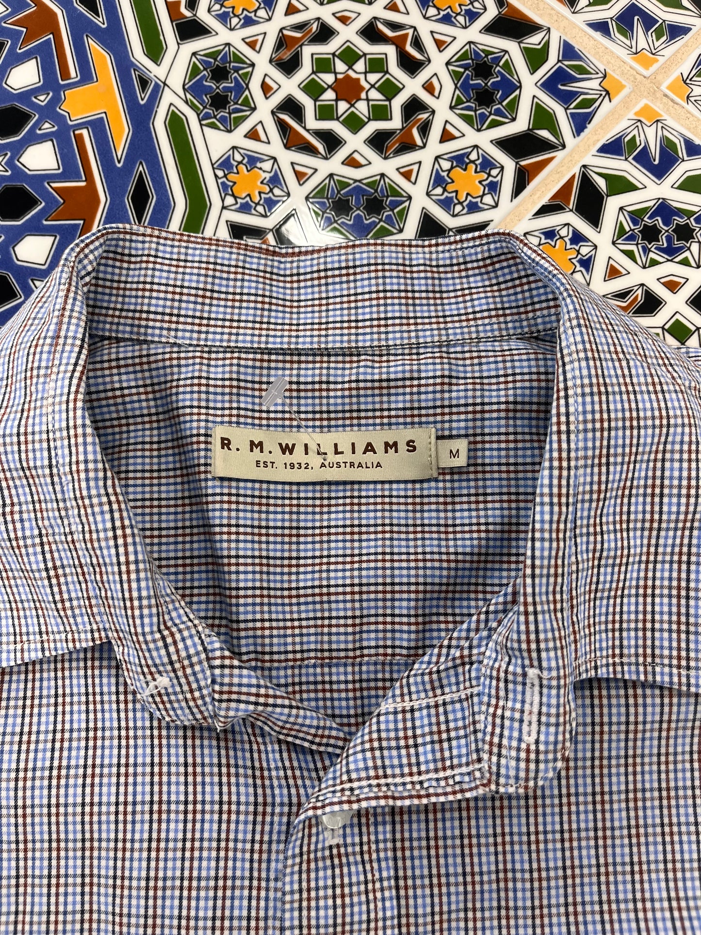 M RM Williams shirt sleeved button up shirt