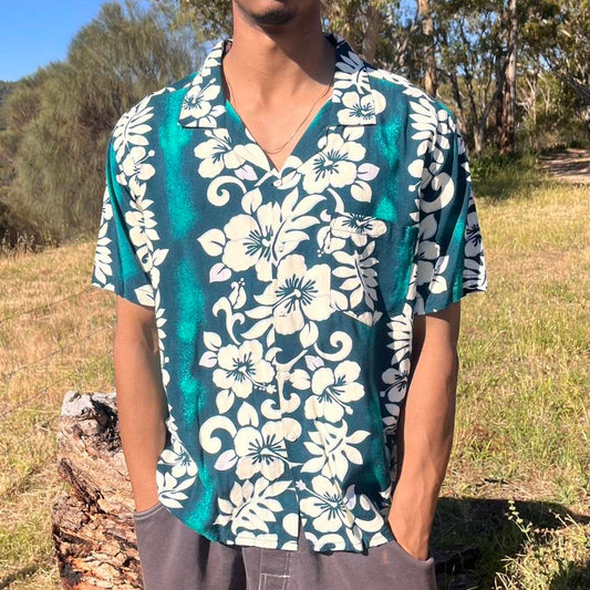 Sunee Hawaiian short sleeved button up shirt