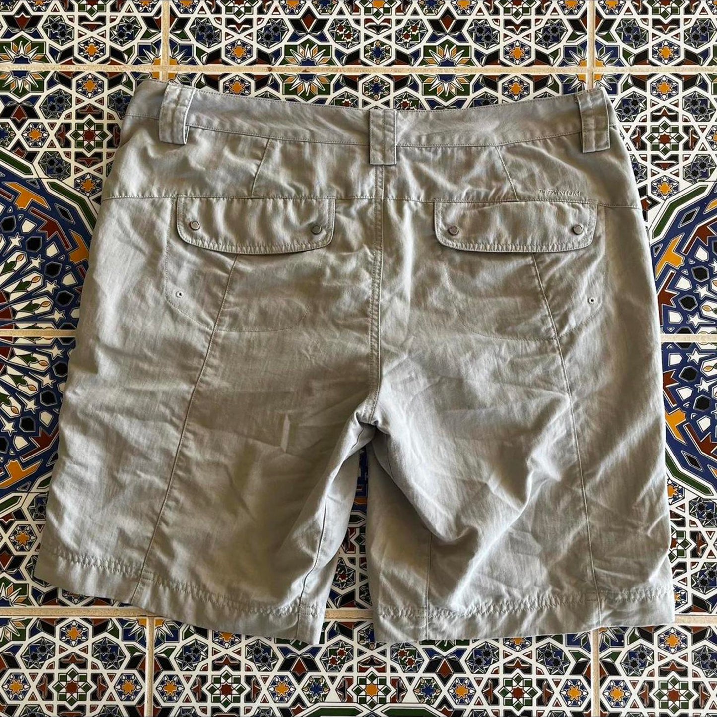 Women’s Columbia titanium Omni-shade shorts